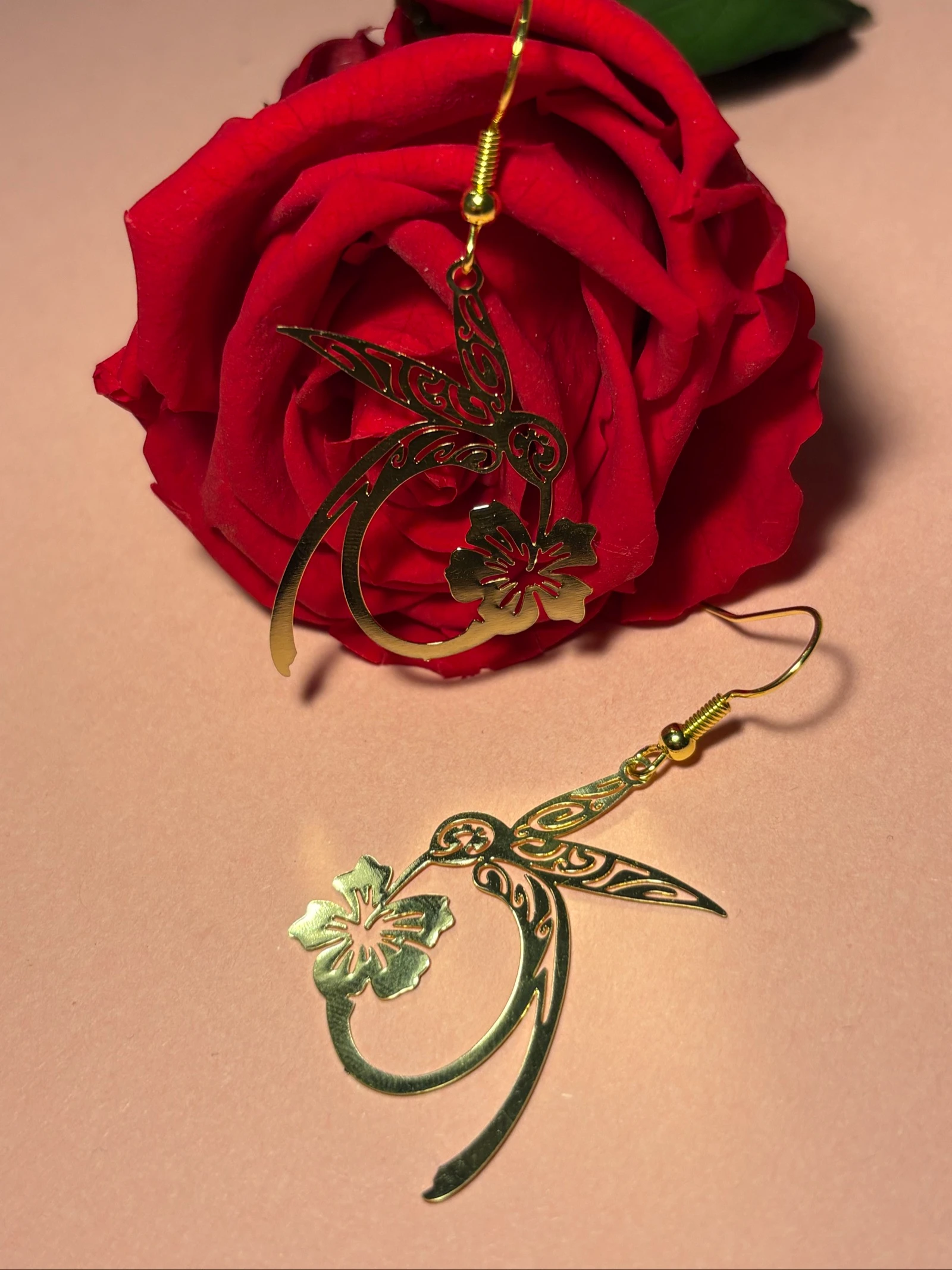 Brincos pendentes Colibri e Flor – Dourados / Estilo Boho Cravado – photo 2
